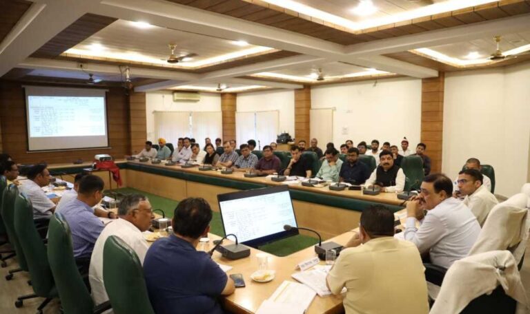 आयुक्त गढ़वाल ने किया देहरादून में रोड कटिंग कार्यों की समीक्षा, मंथन सभागार में हुई बैठक-Newsnetra 5 img 20250706 wa00094191121975473027592