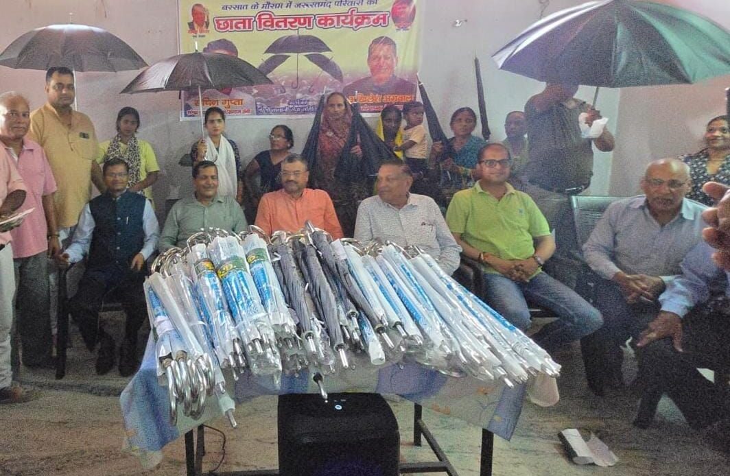 बरसात में राहत: देहरादून में 300 जरूरतमंद परिवारों को वितरित किए गए छाते-Newsnetra 6 img 20250713 wa00058425636699817172611