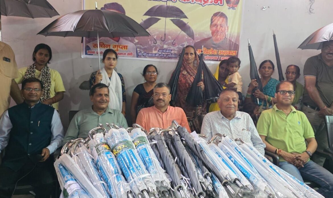 बरसात में राहत: देहरादून में 300 जरूरतमंद परिवारों को वितरित किए गए छाते-Newsnetra 4 img 20250713 wa00082628502424835259753