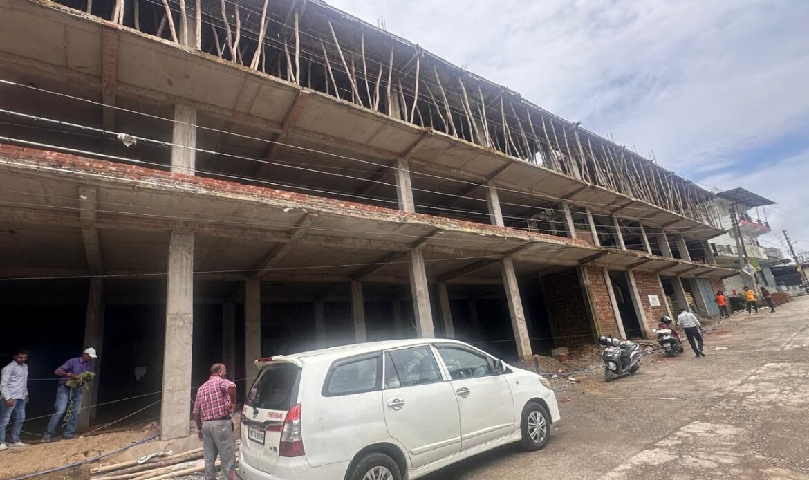 प्राधिकरण क्षेत्र में अवैध निर्माणों पर कड़ी कार्रवाई, राजपुर रोड व आमवाला तरला में दो निर्माण सील-Newsnetra 7 img 20250722 wa00046909803306711351107