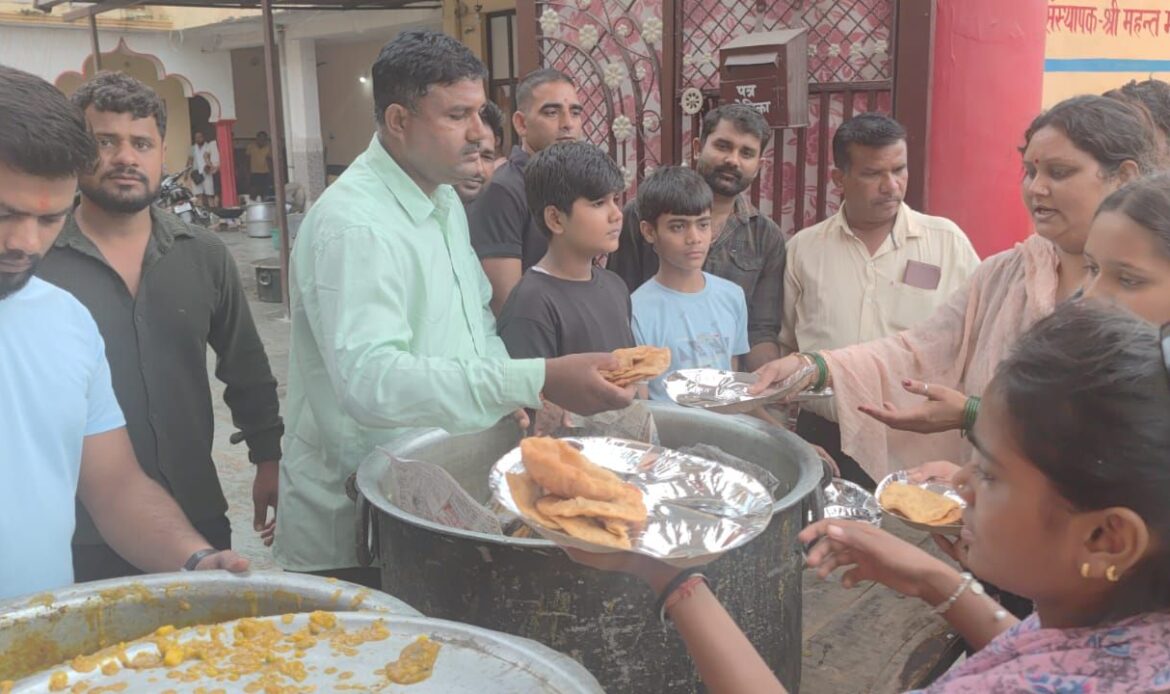 राज्य मंत्री एवं हर की पौड़ी गंगा महासभा के अध्यक्ष व्यापार मंडल के अध्यक्ष जानी मानी हस्ती रही कार्तिक चेयरमैन के भंडारे में शामिल-Newsnetra 4 img 20250722 wa00083560163402766013797