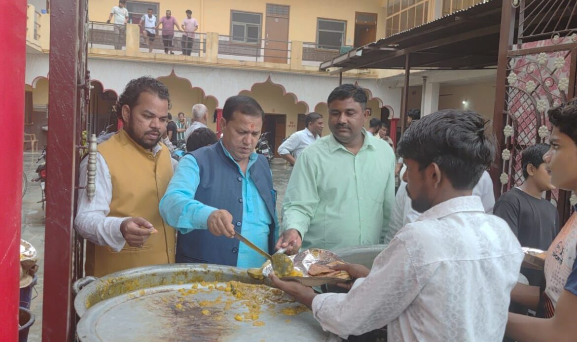 राज्य मंत्री एवं हर की पौड़ी गंगा महासभा के अध्यक्ष व्यापार मंडल के अध्यक्ष जानी मानी हस्ती रही कार्तिक चेयरमैन के भंडारे में शामिल-Newsnetra 9 img 20250722 wa00095648290342748121833