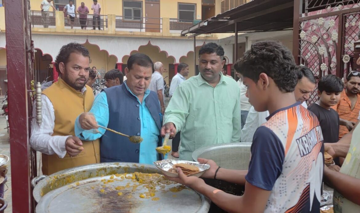 राज्य मंत्री एवं हर की पौड़ी गंगा महासभा के अध्यक्ष व्यापार मंडल के अध्यक्ष जानी मानी हस्ती रही कार्तिक चेयरमैन के भंडारे में शामिल-Newsnetra 5 img 20250722 wa0010931662430558121834