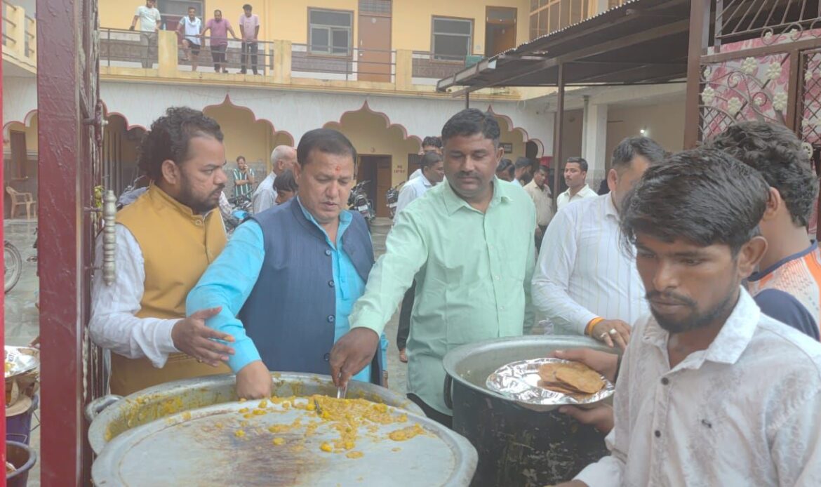 राज्य मंत्री एवं हर की पौड़ी गंगा महासभा के अध्यक्ष व्यापार मंडल के अध्यक्ष जानी मानी हस्ती रही कार्तिक चेयरमैन के भंडारे में शामिल-Newsnetra 6 img 20250722 wa0011306988861753013929