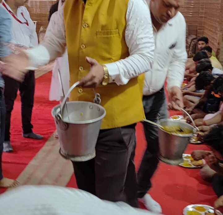 राज्य मंत्री एवं हर की पौड़ी गंगा महासभा के अध्यक्ष व्यापार मंडल के अध्यक्ष जानी मानी हस्ती रही कार्तिक चेयरमैन के भंडारे में शामिल-Newsnetra 8 img 20250722 wa00128629239212731183653