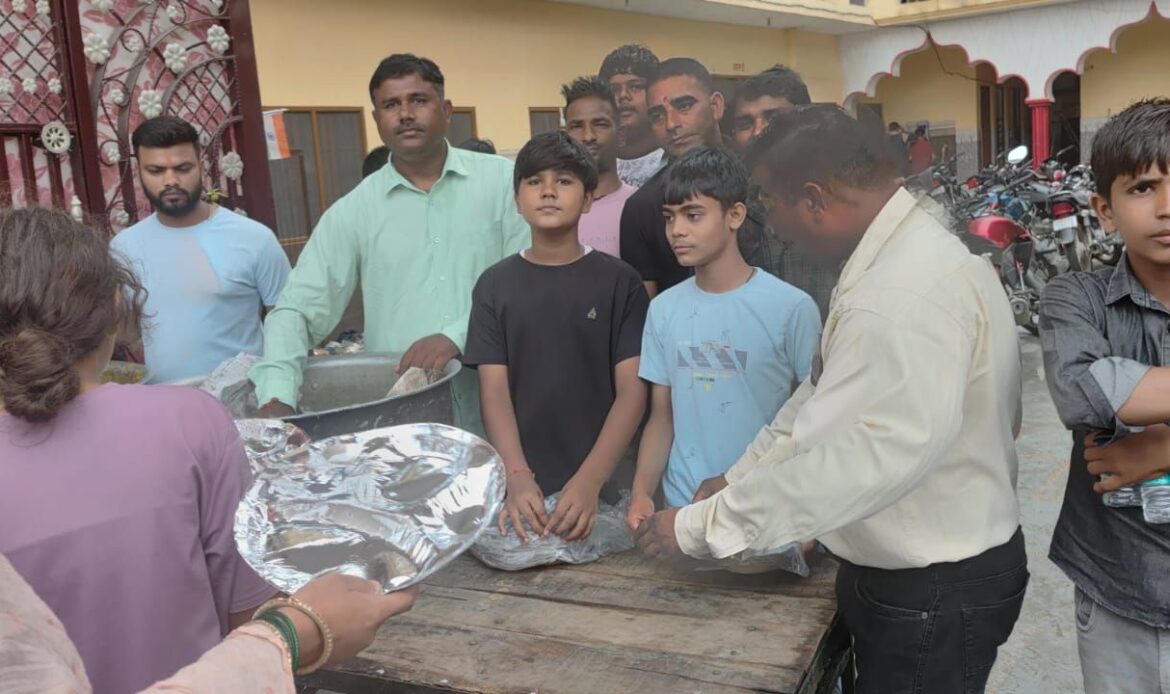 राज्य मंत्री एवं हर की पौड़ी गंगा महासभा के अध्यक्ष व्यापार मंडल के अध्यक्ष जानी मानी हस्ती रही कार्तिक चेयरमैन के भंडारे में शामिल-Newsnetra 7 img 20250722 wa00137240940565013396949