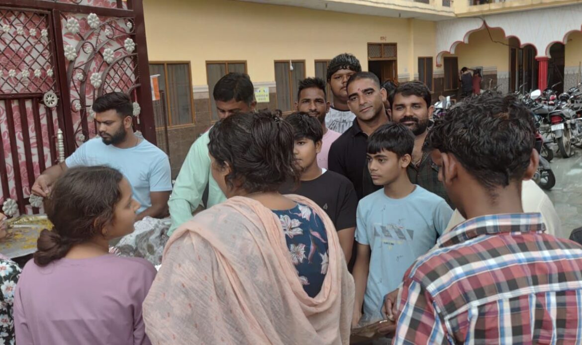 राज्य मंत्री एवं हर की पौड़ी गंगा महासभा के अध्यक्ष व्यापार मंडल के अध्यक्ष जानी मानी हस्ती रही कार्तिक चेयरमैन के भंडारे में शामिल-Newsnetra 10 img 20250722 wa001457339878180052344