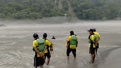 ऋषिकेश के गोवा बीच पर हादसा: गंगा में बहा पंजाब का 19 वर्षीय युवक, रेस्क्यू जारी-Newsnetra 2 natha ma yavaka ka talsha karata tama 62c5b3c19ae9bc2670b3104b275de5c9