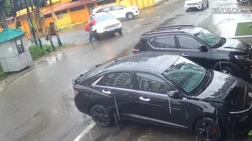 रुड़की में दर्दनाक सड़क हादसा: ऑफिस जा रही युवती को तेज रफ्तार कार ने कुचला, मौके पर ही मौत, Video देखकर कांप जाएगी रूह-Newsnetra 3 uttarakhand road accident 1751254133