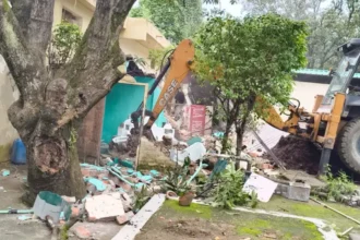 रामनगर में बुलडोजर एक्शन: तीन रिसॉर्ट के भीतर बनीं मजारें ध्वस्त, अब तक आठ अवैध ढाँचों पर कार्रवाई-Newsnetra