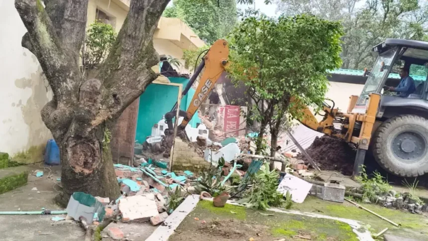 रामनगर में बुलडोजर एक्शन: तीन रिसॉर्ट के भीतर बनीं मजारें ध्वस्त, अब तक आठ अवैध ढाँचों पर कार्रवाई-Newsnetra