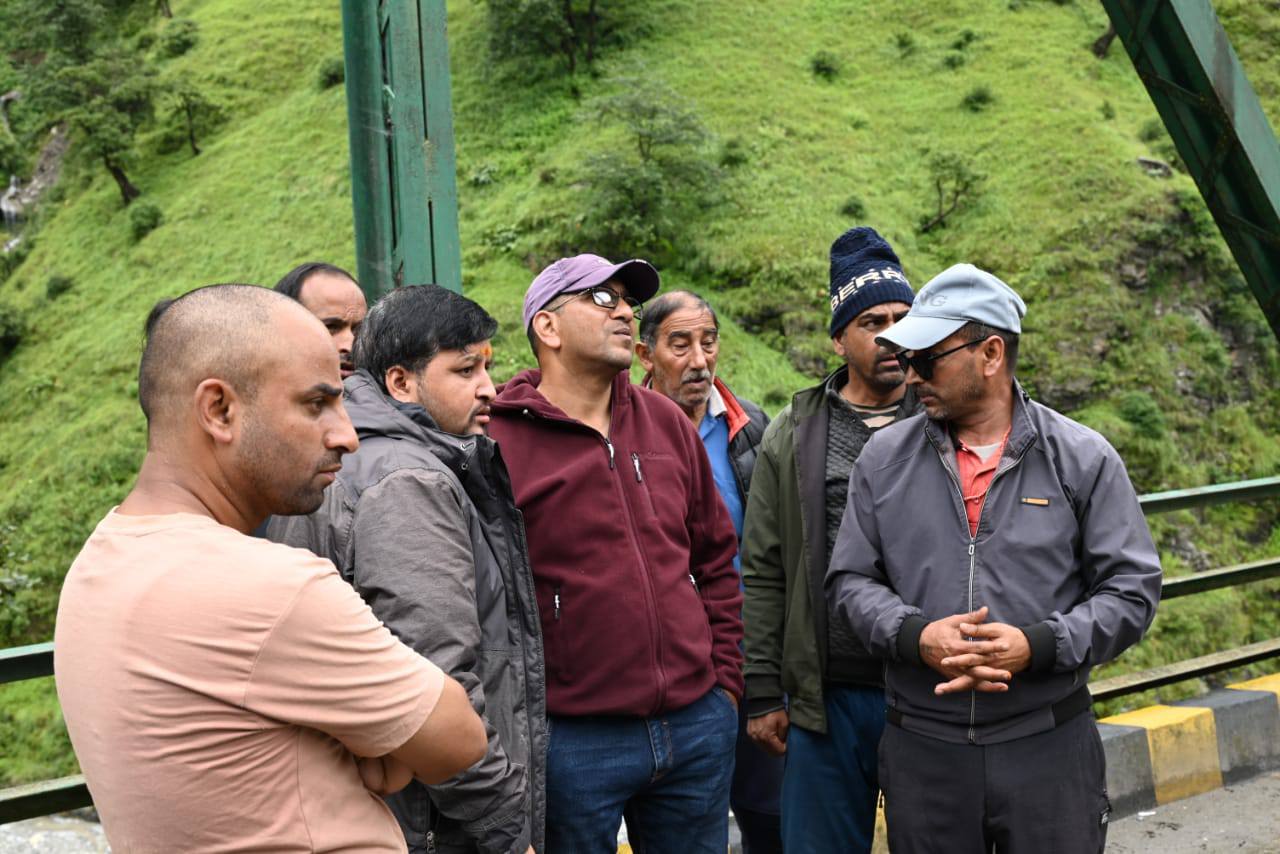 उत्तरकाशी के जिलाधिकारी श्री प्रशांत आर्य ने शनिवार को स्यानाचट्टी से आगे यमुनोत्री राष्ट्रीय राजमार्ग का किया निरीक्षण-Newsnetra 6 536273651 1076338038002560 8425017588134349882 n