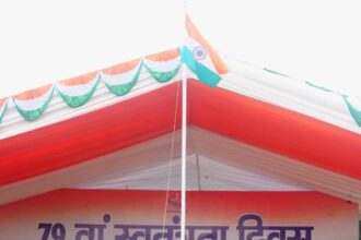 मुख्यमंत्री धामी ने 79वें स्वतंत्रता दिवस के अवसर पर परेड ग्राउंड देहरादून में राज्य के मुख्य कार्यक्रम में ध्वजारोहण किया-Newsnetra 9 FB IMG 1755247718511