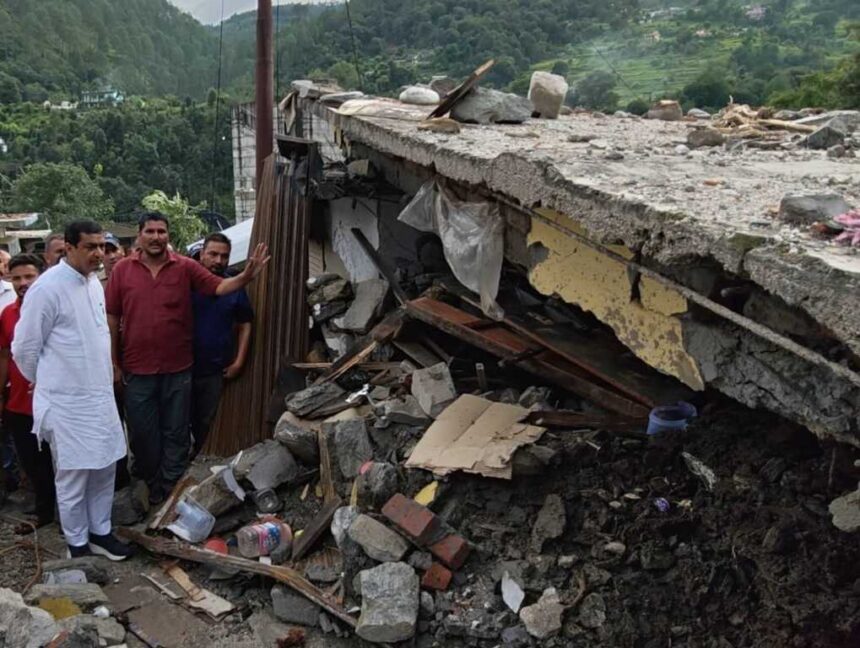 गढ़वाल सांसद अनिल बलूनी और मंत्री धन सिंह रावत ने थराली का दौरा किया, राहत-बचाव कार्य तेज करने के निर्देश-Newsnetra 11 FB IMG 1756127275685