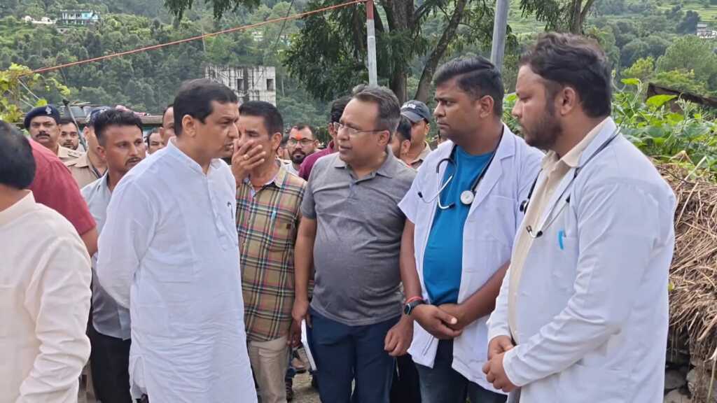 गढ़वाल सांसद अनिल बलूनी और मंत्री धन सिंह रावत ने थराली का दौरा किया, राहत-बचाव कार्य तेज करने के निर्देश-Newsnetra 15 FB IMG 1756127283947 2