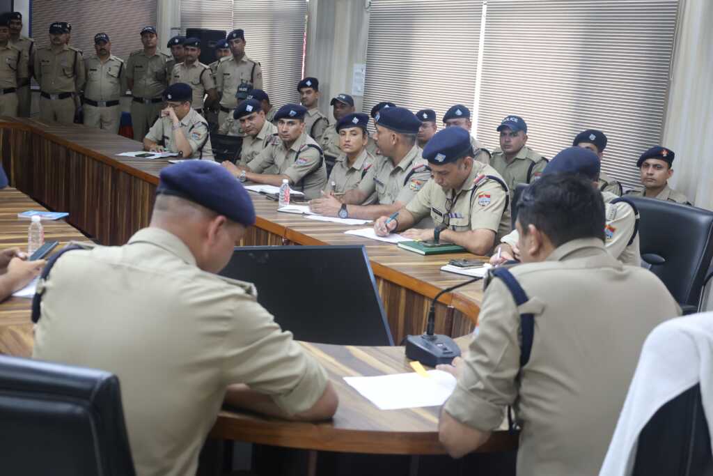 उत्तराखंड आरक्षी भर्ती परीक्षा 3 अगस्त को, देहरादून SSP ने परीक्षा ड्यूटी में लगे पुलिसकर्मियों को किया ब्रीफ-Newsnetra 6 IMG 20250802 WA0041