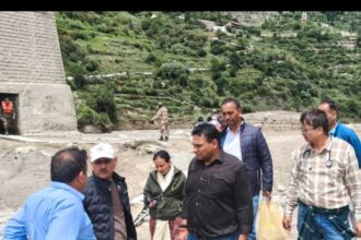 रक्षाबंधन पर धराली पहुंचे स्वास्थ्य सचिव, राहत-बचाव कार्यों का किया नेतृत्व, 300 से अधिक लोगों का हुआ स्वास्थ्य परीक्षण-Newsnetra 14 IMG 20250809 WA0093 1