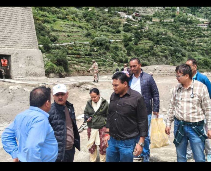 रक्षाबंधन पर धराली पहुंचे स्वास्थ्य सचिव, राहत-बचाव कार्यों का किया नेतृत्व, 300 से अधिक लोगों का हुआ स्वास्थ्य परीक्षण-Newsnetra 5 IMG 20250809 WA0093 1