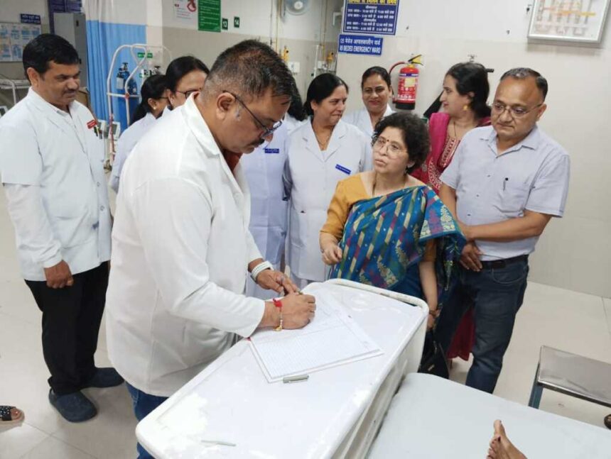 देहरादून: महानिदेशक डॉ. सुनीता टम्टा ने जिला चिकित्सालय कोरोनेशन का औचक निरीक्षण किया-Newsnetra 3 IMG 20250818 WA0084