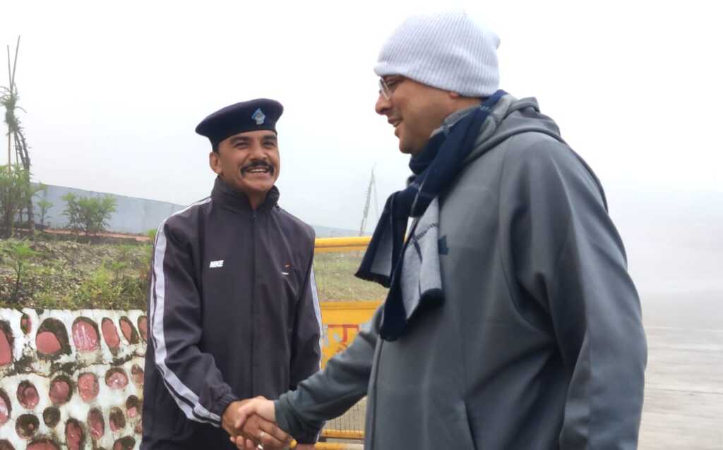 सीएम धामी का भराड़ीसैंण में प्रातःकाल भ्रमण, सुरक्षाकर्मियों के साहस और सेवाभाव की सराहना-Newsnetra 15 IMG 20250820 WA0043