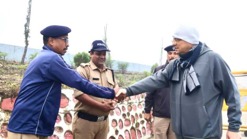 सीएम धामी का भराड़ीसैंण में प्रातःकाल भ्रमण, सुरक्षाकर्मियों के साहस और सेवाभाव की सराहना-Newsnetra 11 IMG 20250820 WA0044