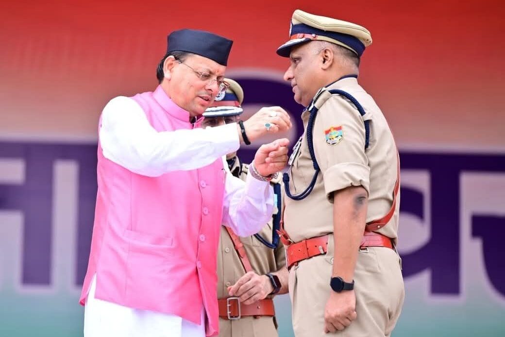 मुख्यमंत्री धामी ने 79वें स्वतंत्रता दिवस के अवसर पर परेड ग्राउंड देहरादून में राज्य के मुख्य कार्यक्रम में ध्वजारोहण किया-Newsnetra 8 fb img 17552477381857624667881316893980