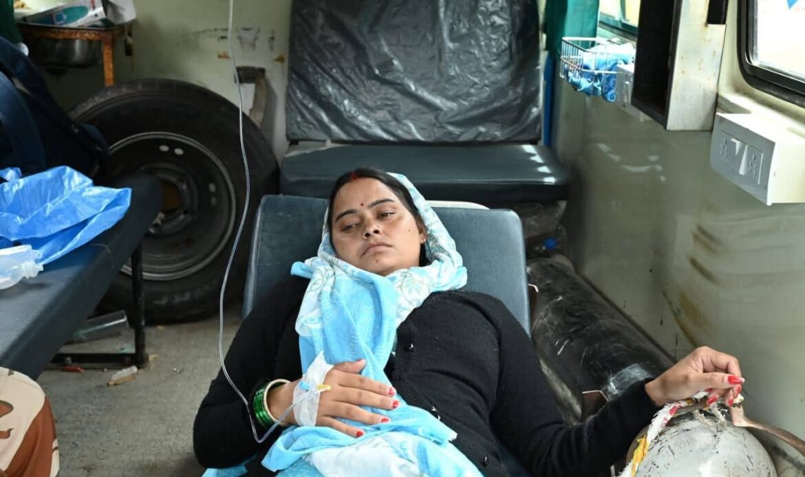 धराली आपदा क्षेत्र में हेली सेवा बनी जीवनदायिनी, तीन मरीज सुरक्षित जिला अस्पताल पहुँचे-Newsnetra 5 fb img 17552766213067900689699654777861