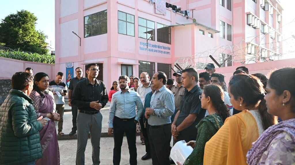 देहरादून: कस्तूरबा गांधी बालिका विद्यालय कोरूबा में डीएम सविन बंसल का निरीक्षण, छात्राओं के लिए दी कई बड़ी सौगातें-Newsnetra 4 img 20250801 wa0116 17526889530288440528
