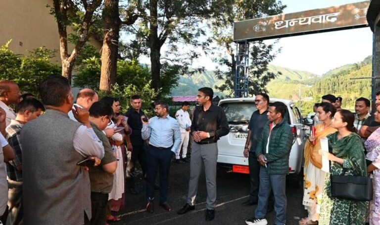 देहरादून: कस्तूरबा गांधी बालिका विद्यालय कोरूबा में डीएम सविन बंसल का निरीक्षण, छात्राओं के लिए दी कई बड़ी सौगातें-Newsnetra 6 img 20250801 wa0118149686696490120436