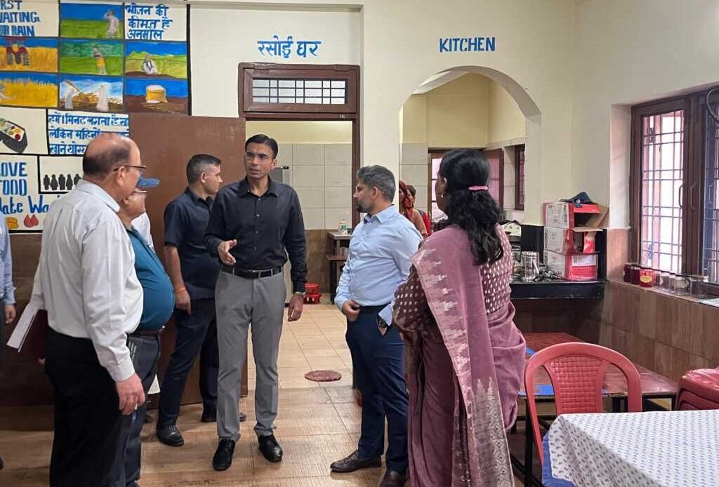 देहरादून: कस्तूरबा गांधी बालिका विद्यालय कोरूबा में डीएम सविन बंसल का निरीक्षण, छात्राओं के लिए दी कई बड़ी सौगातें-Newsnetra 7 img 20250801 wa01267899537183705825829