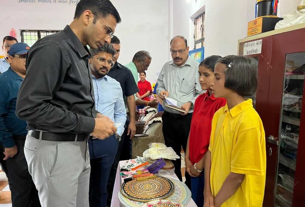 देहरादून: कस्तूरबा गांधी बालिका विद्यालय कोरूबा में डीएम सविन बंसल का निरीक्षण, छात्राओं के लिए दी कई बड़ी सौगातें-Newsnetra 8 img 20250801 wa01273688893185053521016