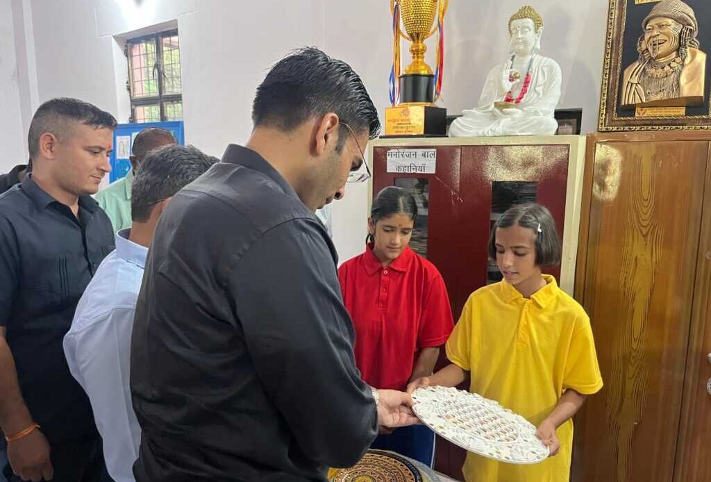 देहरादून: कस्तूरबा गांधी बालिका विद्यालय कोरूबा में डीएम सविन बंसल का निरीक्षण, छात्राओं के लिए दी कई बड़ी सौगातें-Newsnetra 10 img 20250801 wa01285349159162463899164