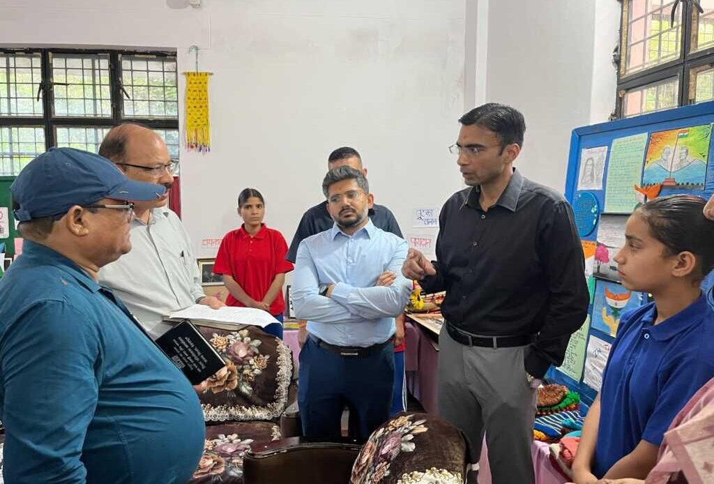 देहरादून: कस्तूरबा गांधी बालिका विद्यालय कोरूबा में डीएम सविन बंसल का निरीक्षण, छात्राओं के लिए दी कई बड़ी सौगातें-Newsnetra 11 img 20250801 wa01314665629459610493122
