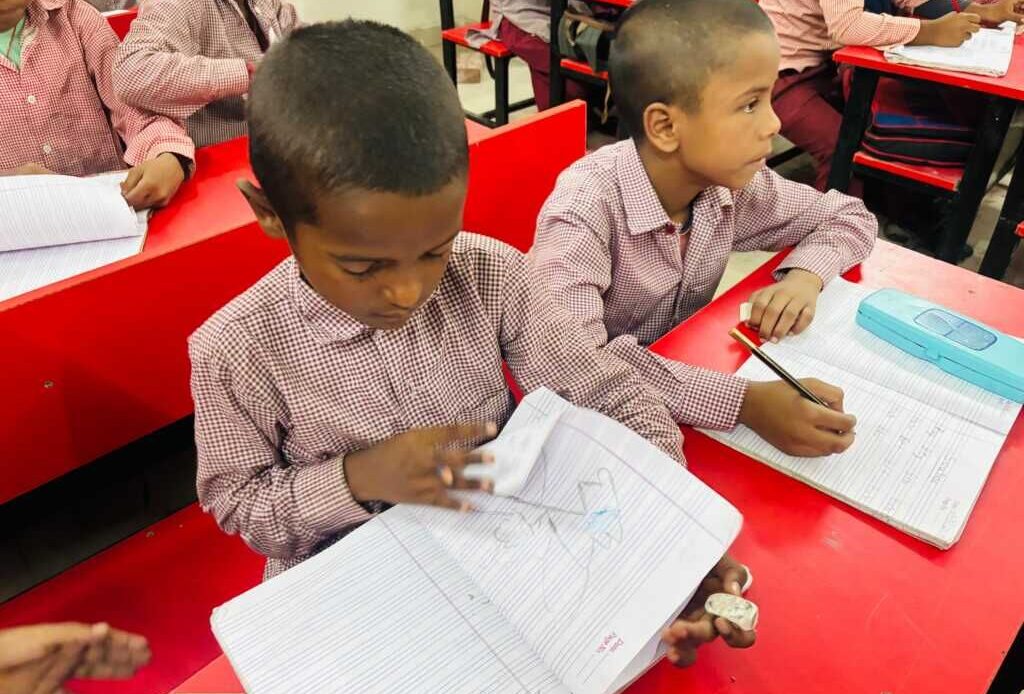 रंग लाई जिला प्रशासन की मुहिम; बाल भिक्षावृत्ति व बालश्रम से मुक्त 57 बच्चों का स्कूल दाखिला-Newsnetra 5 img 20250808 wa0192608343234467184398