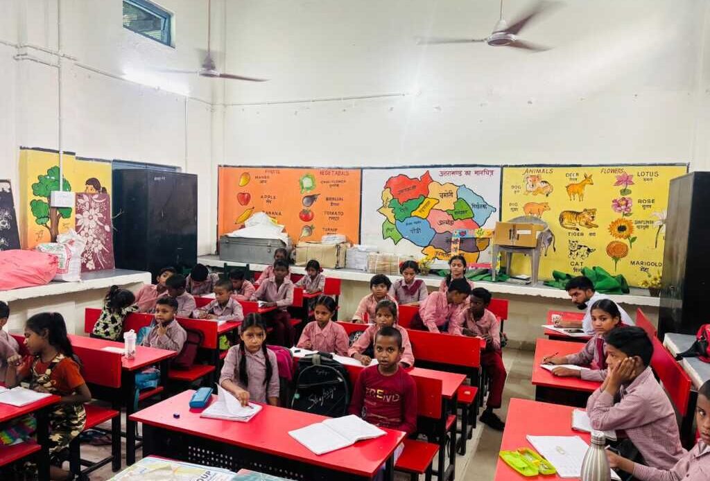 रंग लाई जिला प्रशासन की मुहिम; बाल भिक्षावृत्ति व बालश्रम से मुक्त 57 बच्चों का स्कूल दाखिला-Newsnetra 6 img 20250808 wa01938352949438671592968