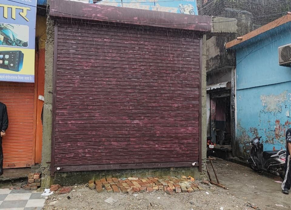 अवैध निर्माणों पर मसूरी-देहरादून विकास प्राधिकरण की कड़ी कार्रवाई-Newsnetra 6 img 20250815 wa00054158819152777367548