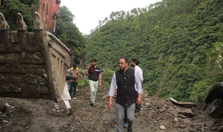 गंगोत्री राष्ट्रीय राजमार्ग पर भूस्खलन: जिलाधिकारी प्रशांत आर्य ने मौके पर किया निरीक्षण, मार्ग खोला-Newsnetra 5 img 20250818 wa00595093333789386200388