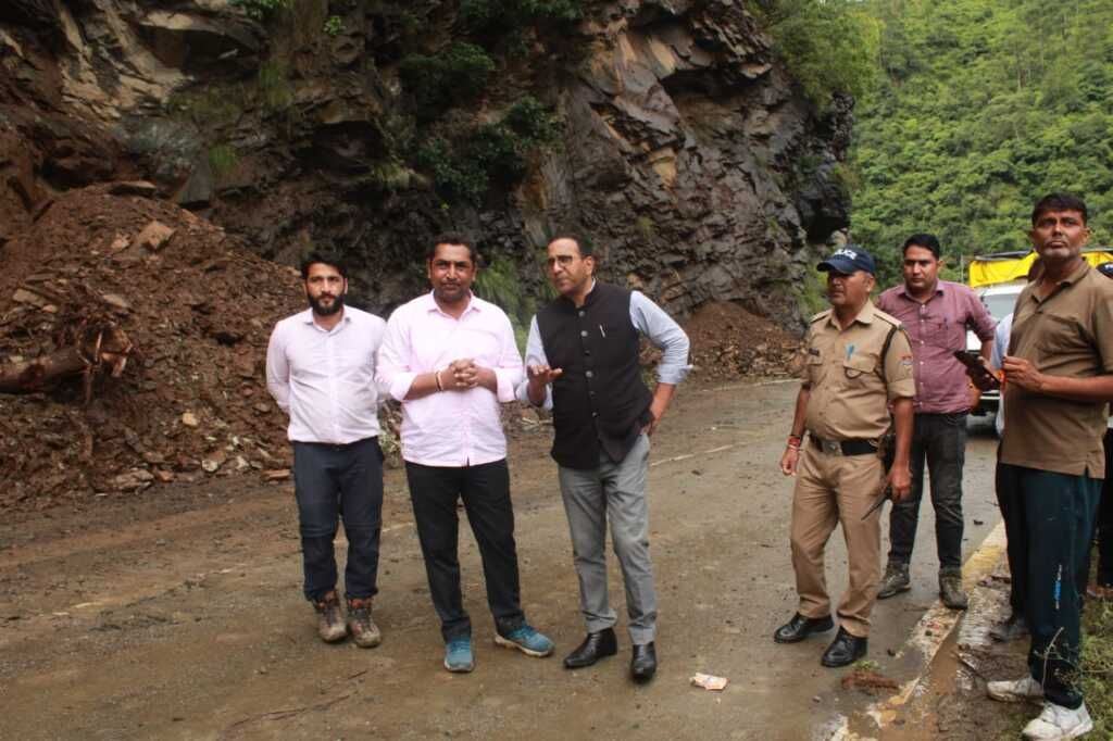 गंगोत्री राष्ट्रीय राजमार्ग पर भूस्खलन: जिलाधिकारी प्रशांत आर्य ने मौके पर किया निरीक्षण, मार्ग खोला-Newsnetra 4 img 20250818 wa0060843726375071770294