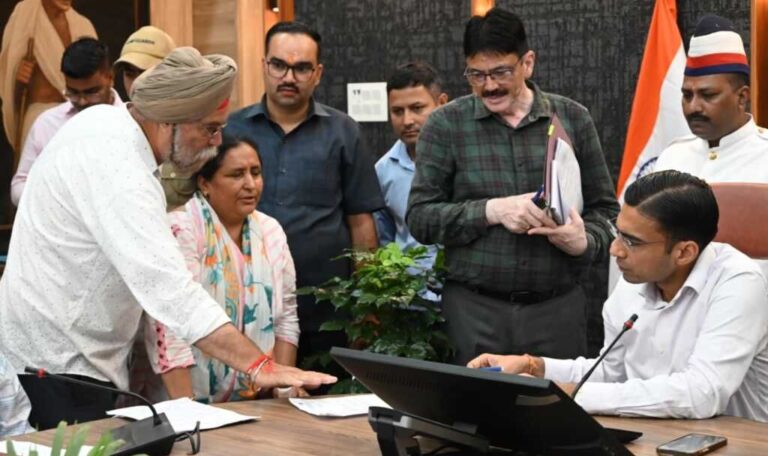 150 से अधिक शिकायतों का समाधान: जनता दर्शन कार्यक्रम में डीएम ने दिए सख्त निर्देश-Newsnetra 6 img 20250818 wa0077 18348895693859156172