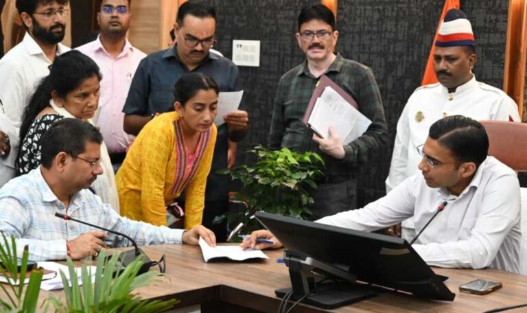 150 से अधिक शिकायतों का समाधान: जनता दर्शन कार्यक्रम में डीएम ने दिए सख्त निर्देश-Newsnetra 5 img 20250818 wa00784904363611316908024