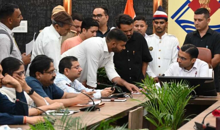 150 से अधिक शिकायतों का समाधान: जनता दर्शन कार्यक्रम में डीएम ने दिए सख्त निर्देश-Newsnetra 8 img 20250818 wa00798629414030251853802