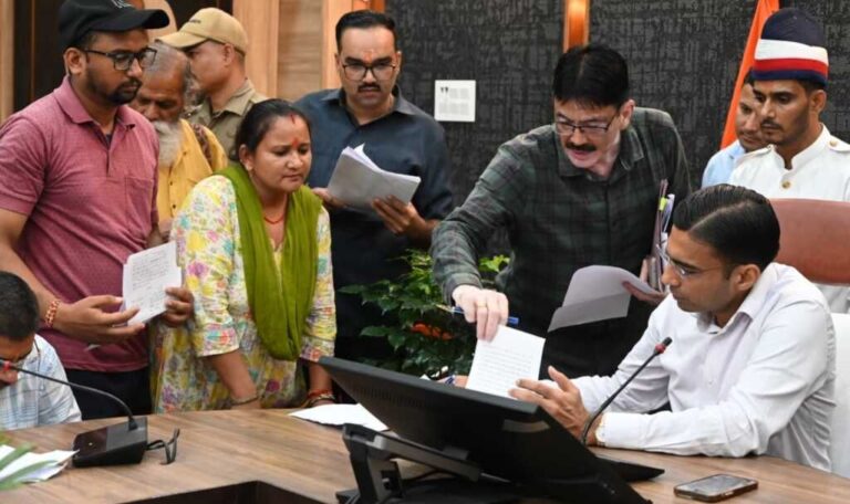 150 से अधिक शिकायतों का समाधान: जनता दर्शन कार्यक्रम में डीएम ने दिए सख्त निर्देश-Newsnetra 7 img 20250818 wa00812989403750341795086