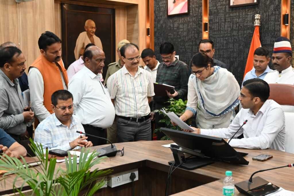 150 से अधिक शिकायतों का समाधान: जनता दर्शन कार्यक्रम में डीएम ने दिए सख्त निर्देश-Newsnetra 4 img 20250818 wa00835149131183679763060