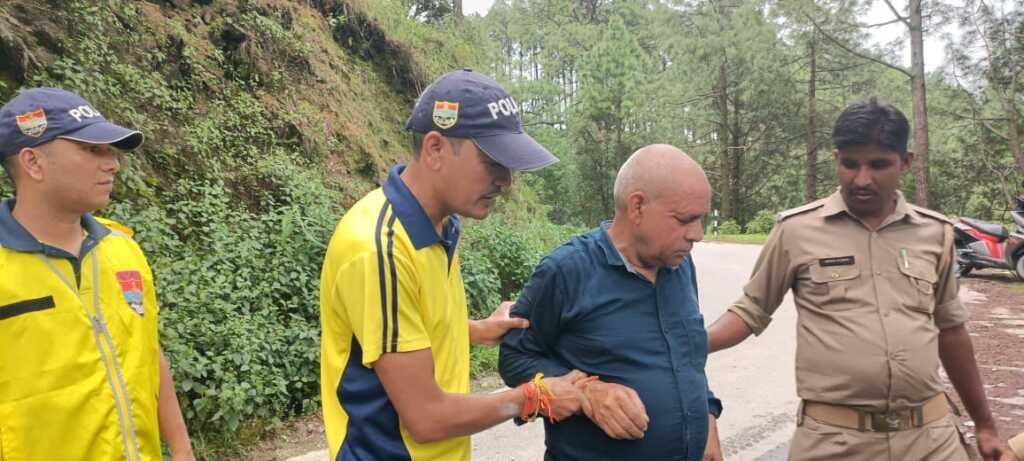 धुमाकोट में कार 20 मीटर खाई में गिरी, SDRF ने घायल चालक को सुरक्षित बचाया-Newsnetra<br> 4 img 20250824 wa0145748080546496702123