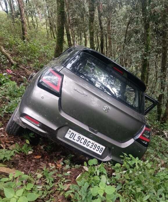 धुमाकोट में कार 20 मीटर खाई में गिरी, SDRF ने घायल चालक को सुरक्षित बचाया-Newsnetra<br> 5 img 20250824 wa01488893515162136757496