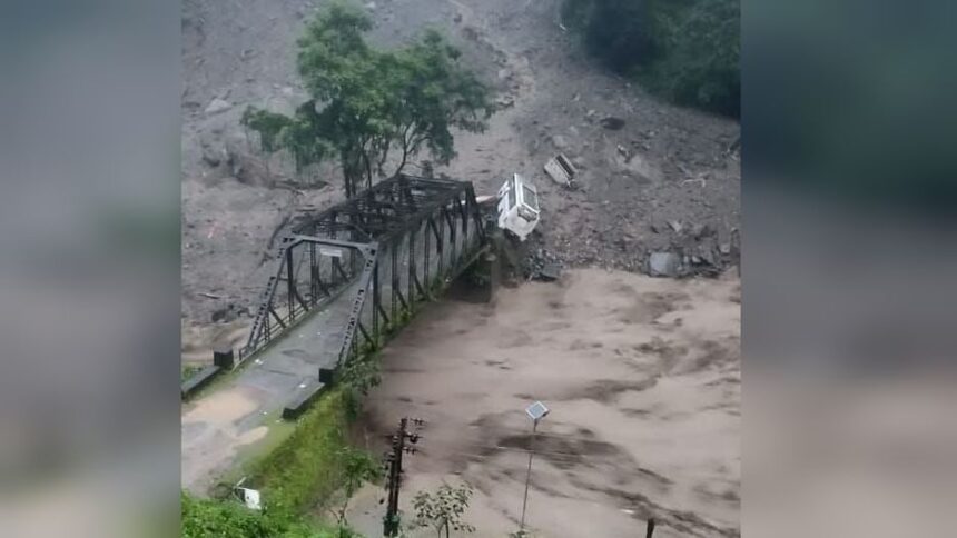 रुद्रप्रयाग में अतिवृष्टि का कहर: छेनागाड़ में भूस्खलन, 15 दुकानें-मकान जमींदोज, 8 लोग लापता-Newsnetra 3 ratharaparayaga ma tabha 6848941621f2df70fe40fde12a08b6e8