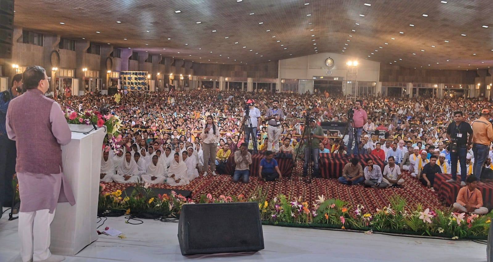 मुख्यमंत्री पुष्कर सिंह धामी ने सतपाल महाराज के जन्मदिवस समारोह में भाग लेकर दी शुभकामनाएं-Newsnetra 10 552029743 1099548255681538 8020745964516230251 n