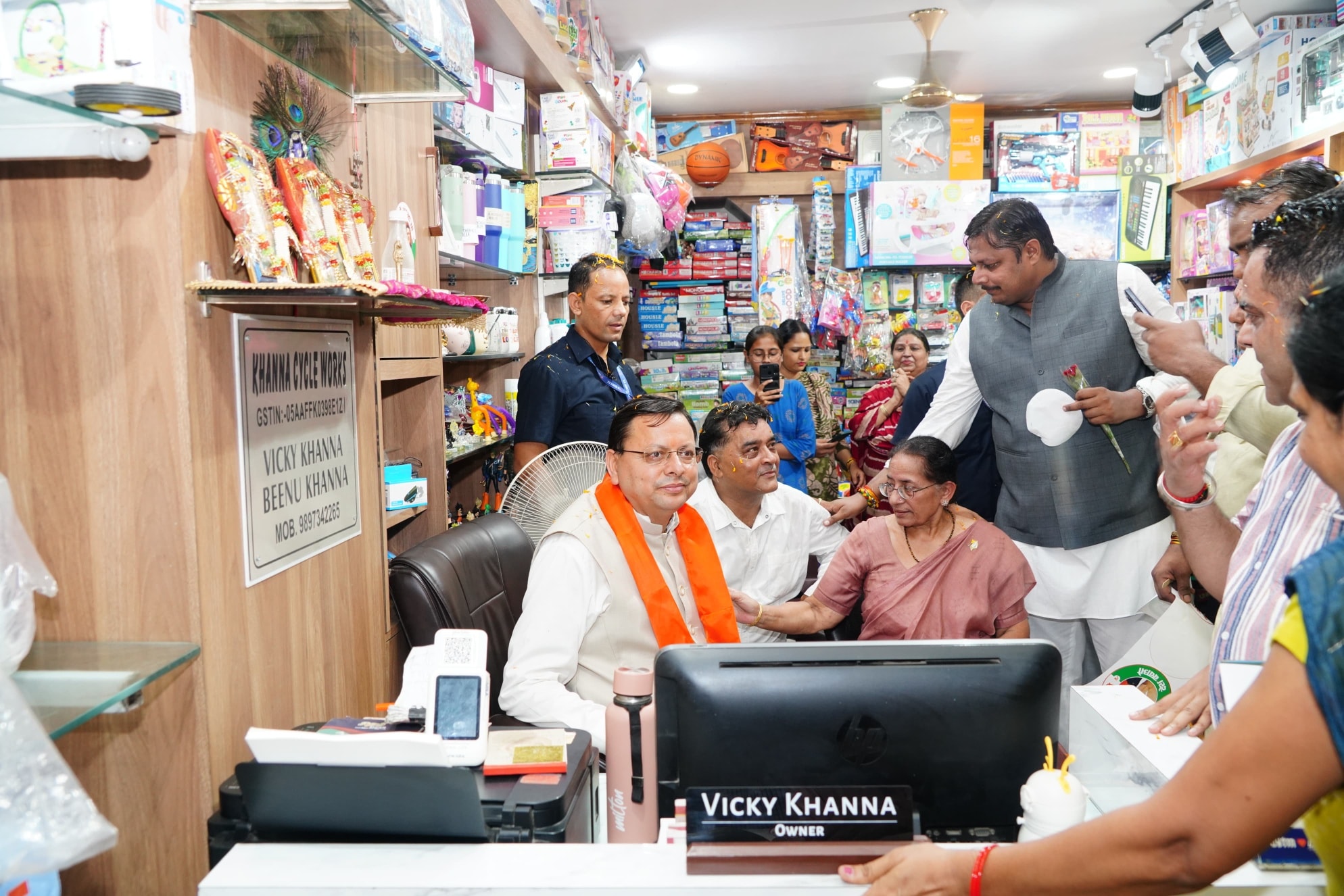 GST बचत उत्सव: मुख्यमंत्री धामी ने व्यापारियों से की मुलाकात, जनता को घटे कर दरों का लाभ बताया-Newsnetra 13 552958118 1100358275600536 596186035928515095 n