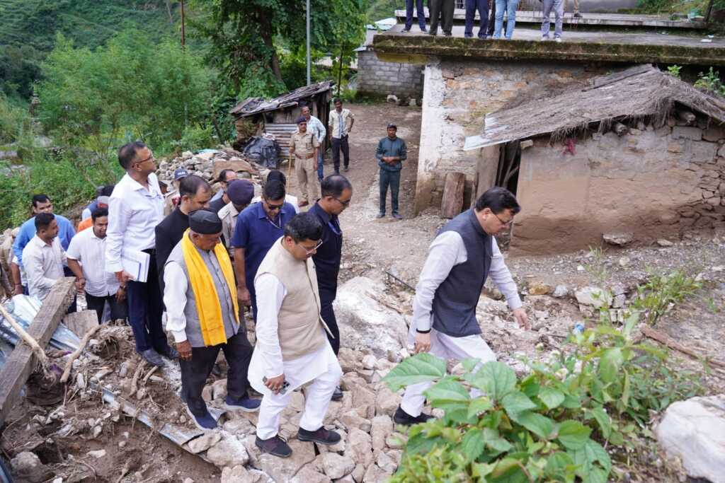 बागेश्वर आपदा क्षेत्र पहुंचे मुख्यमंत्री धामी, प्रभावितों को दिलाया हरसंभव मदद का भरोसा-Newsnetra 12 IMG 20250906 WA0030