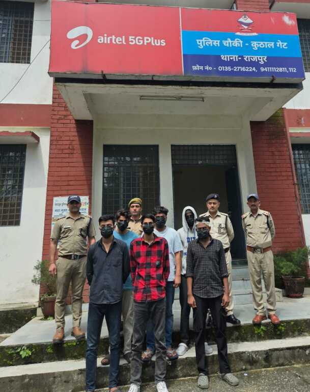 देहरादून मसूरी रोड इंपीरियल हाइट्स पर युवकों की मारपीट का वीडियो वायरल, SSP के आदेश पर राजपुर पुलिस ने 6 आरोपियों को किया गिरफ्तार-Newsnetra 3 IMG 20250906 WA0063